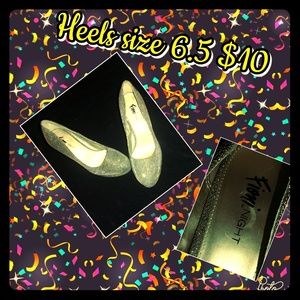 Gold Sparkly heels !👠